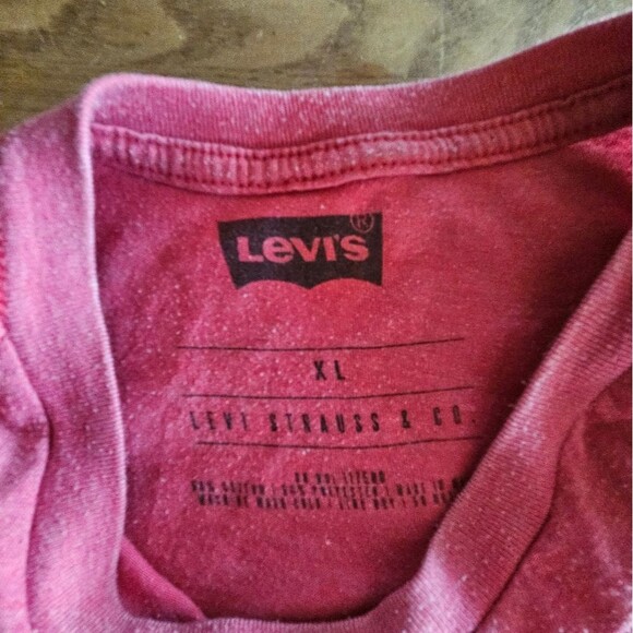 Levi’s Women’s / Men’s Red Logo T-Shirt – Classic Graphic Tee Levi Strauss - Picture 2 of 3